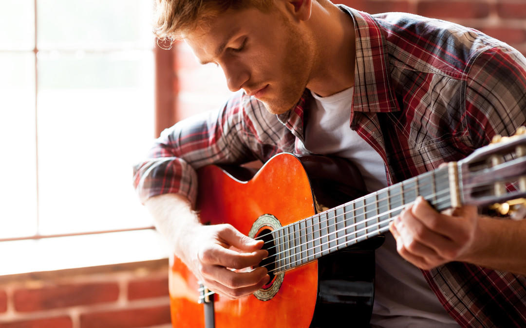 Tocar la guitarra.