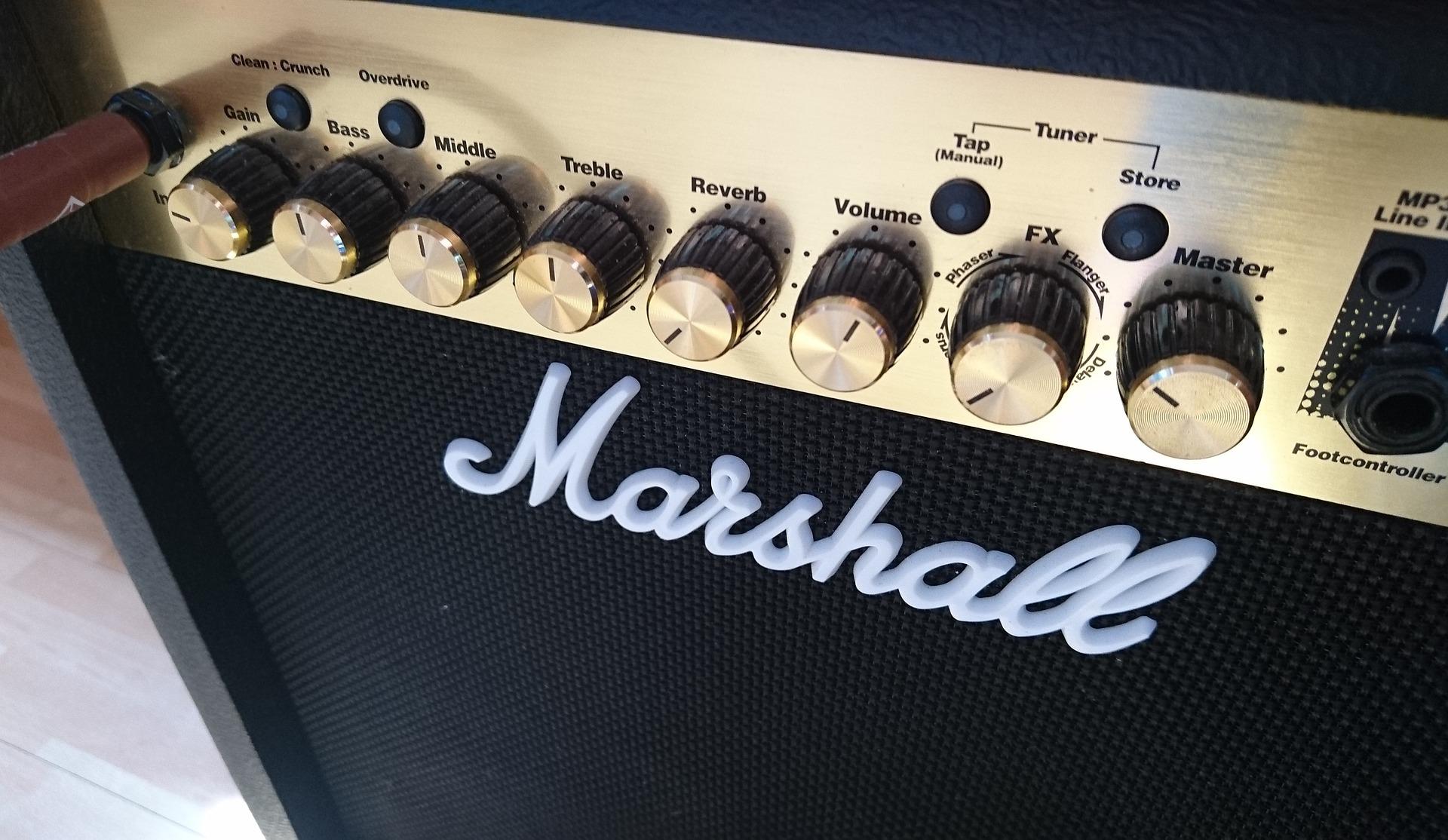 Consigue un ampli para que tu ukelele suene m&aacute;s alto.