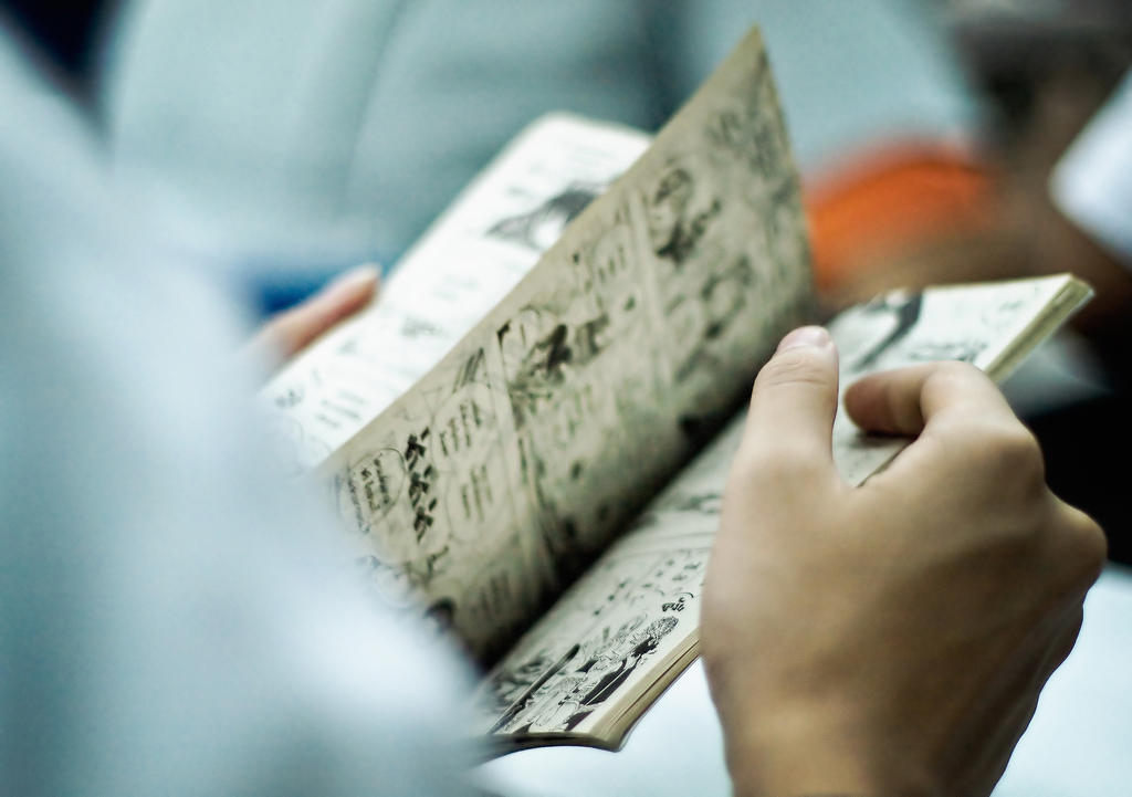 Leer mangas y otras fuentes de escritura nipona.
